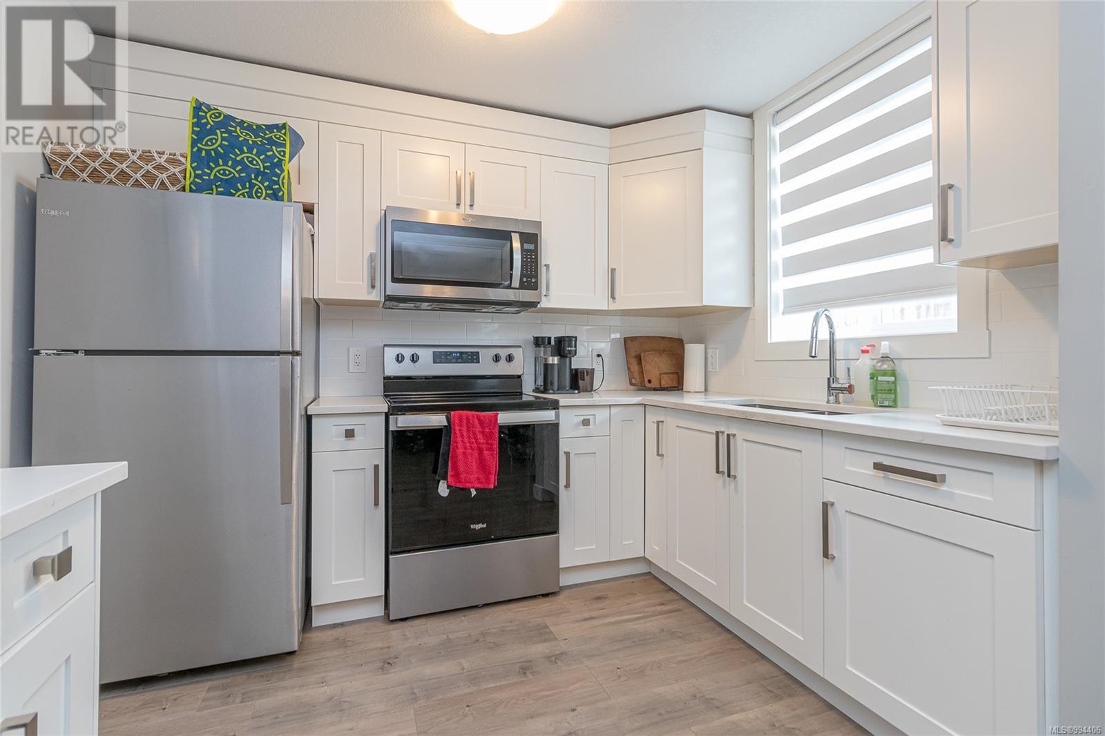 Photo 33 of 664 Eighth St, Nanaimo BC