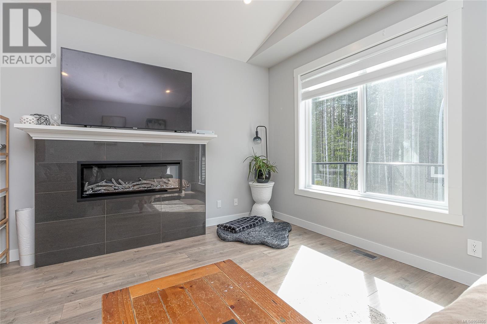 Photo 4 of 664 Eighth St, Nanaimo BC