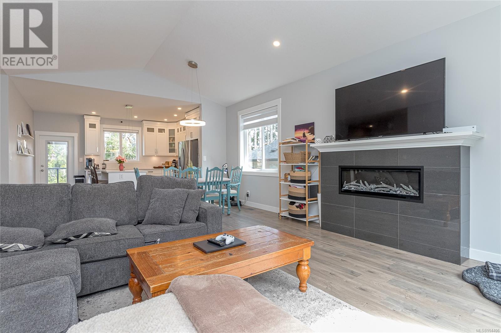 Photo 5 of 664 Eighth St, Nanaimo BC