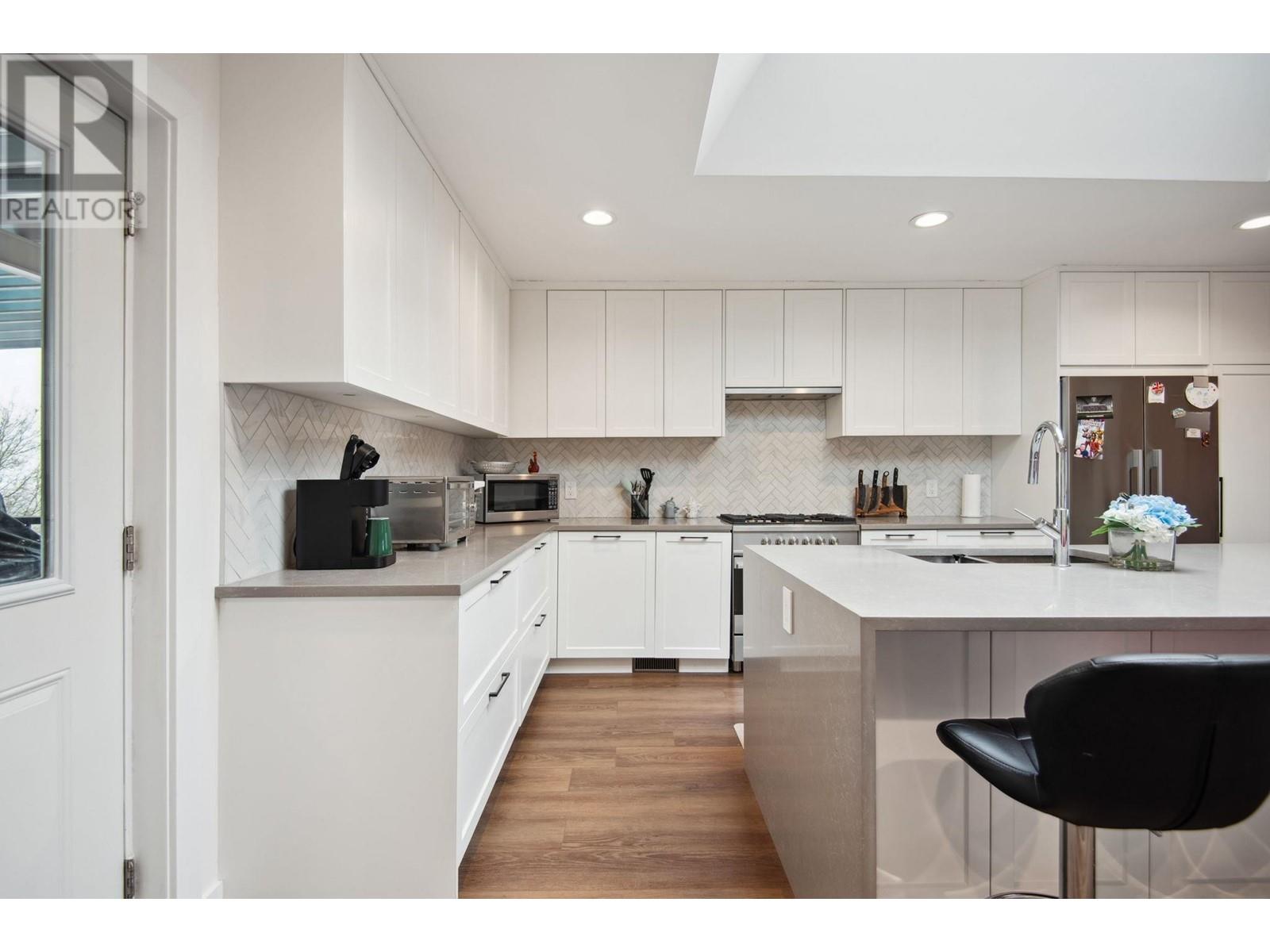220 N GROSVENOR AVENUE, Burnaby