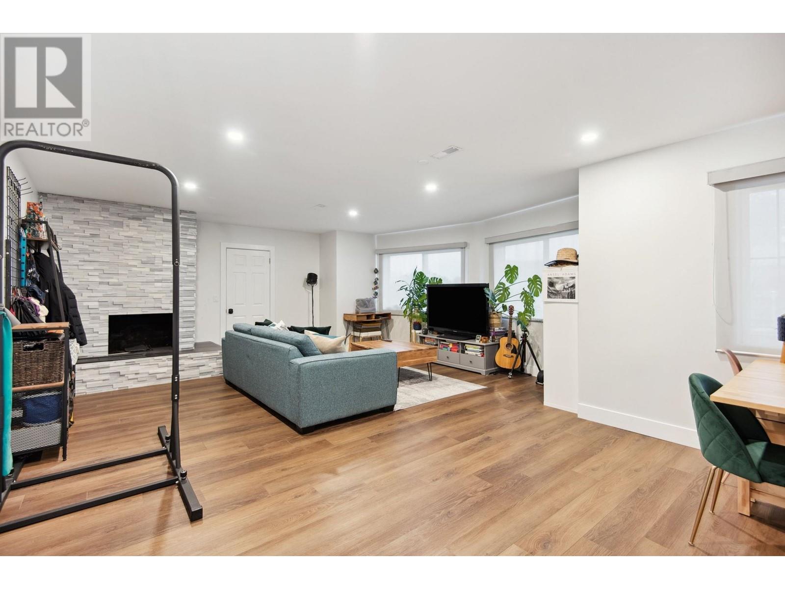 220 N GROSVENOR AVENUE, Burnaby