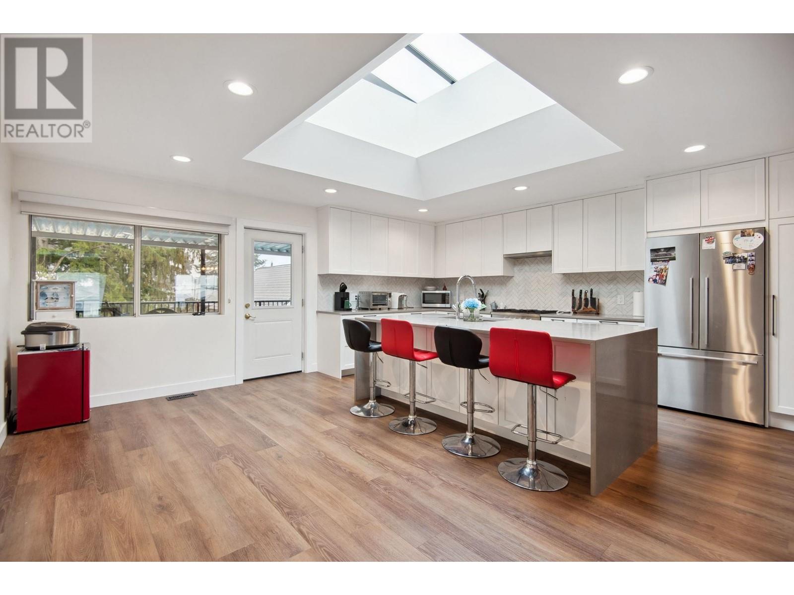 220 N GROSVENOR AVENUE, Burnaby