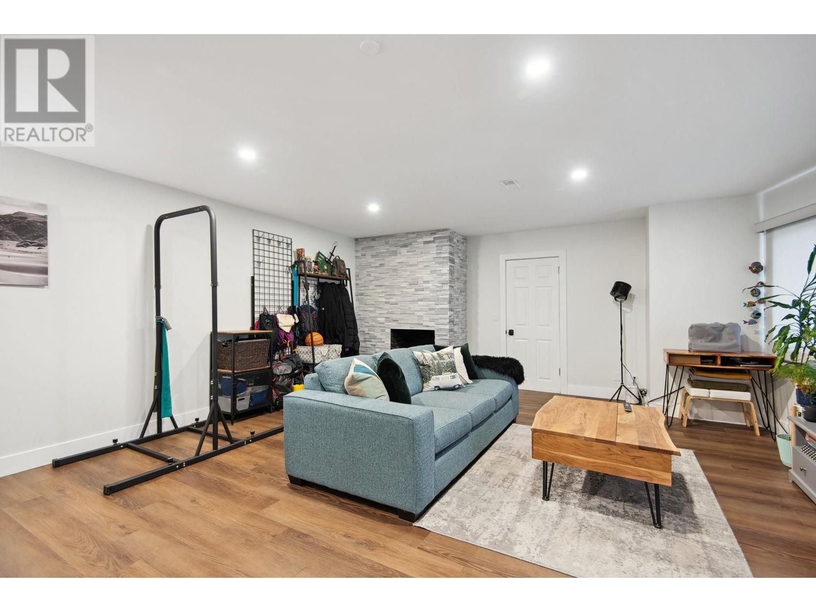 220 N GROSVENOR AVENUE, Burnaby