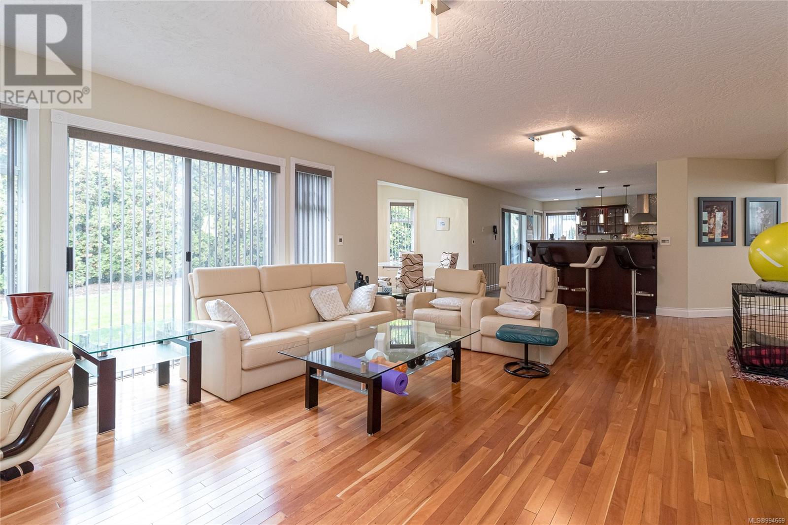  812 Dalewood Lane, Saanich