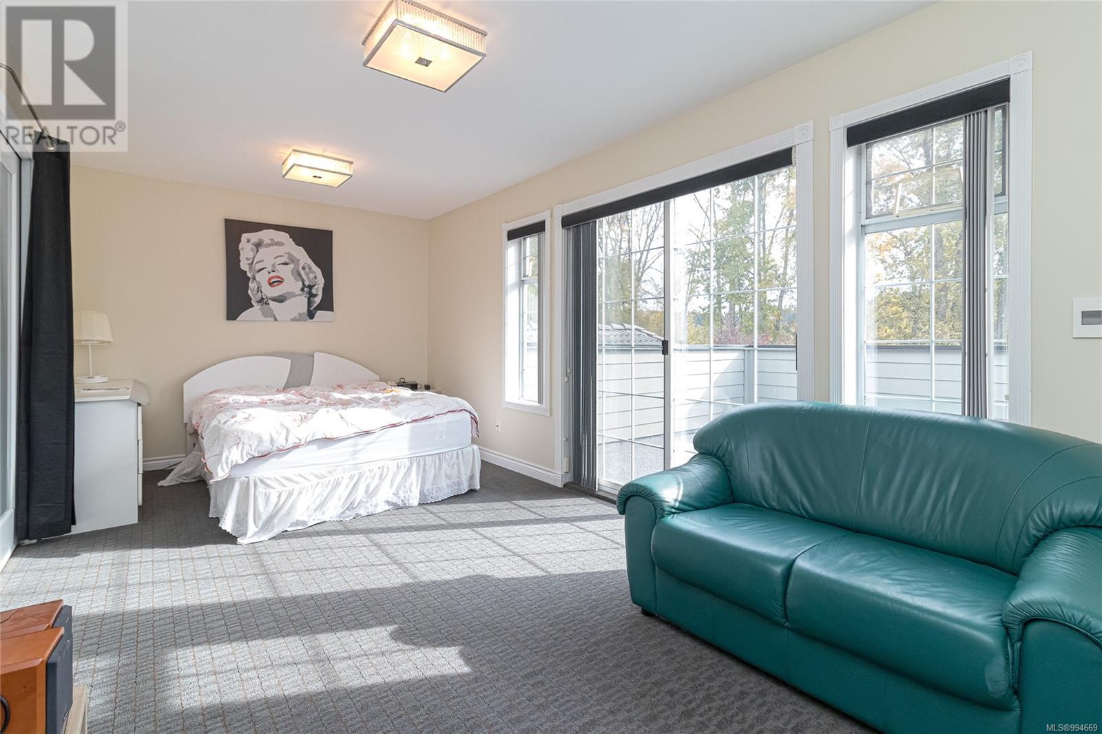  812 Dalewood Lane, Saanich