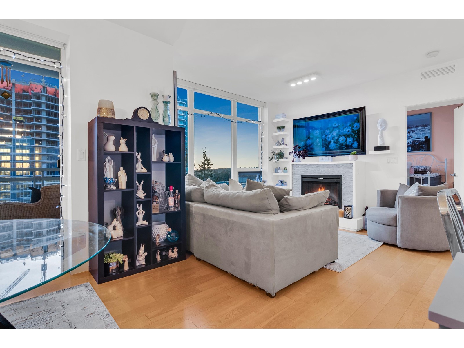 1203 15152 RUSSELL AVENUE, White Rock real estate listing for sale