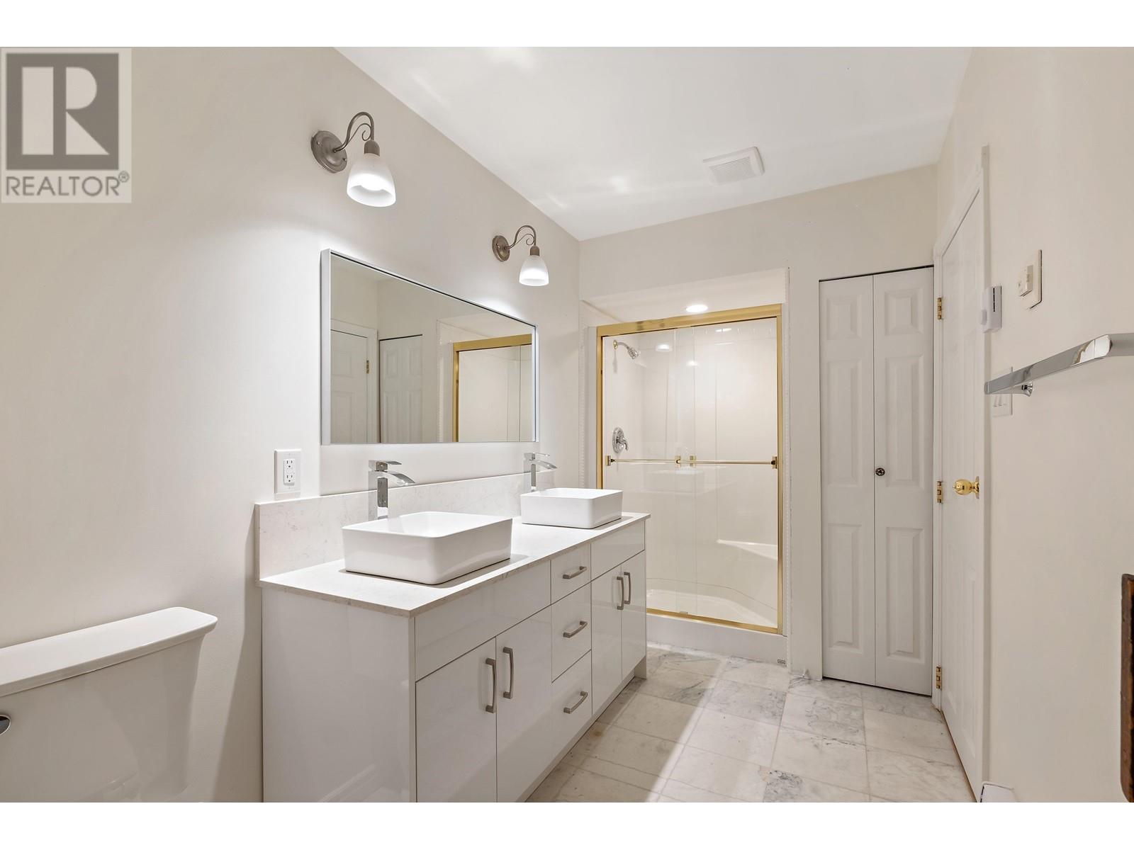 Photo 1 of 441 Southborough Drive, West Vancouver BC
