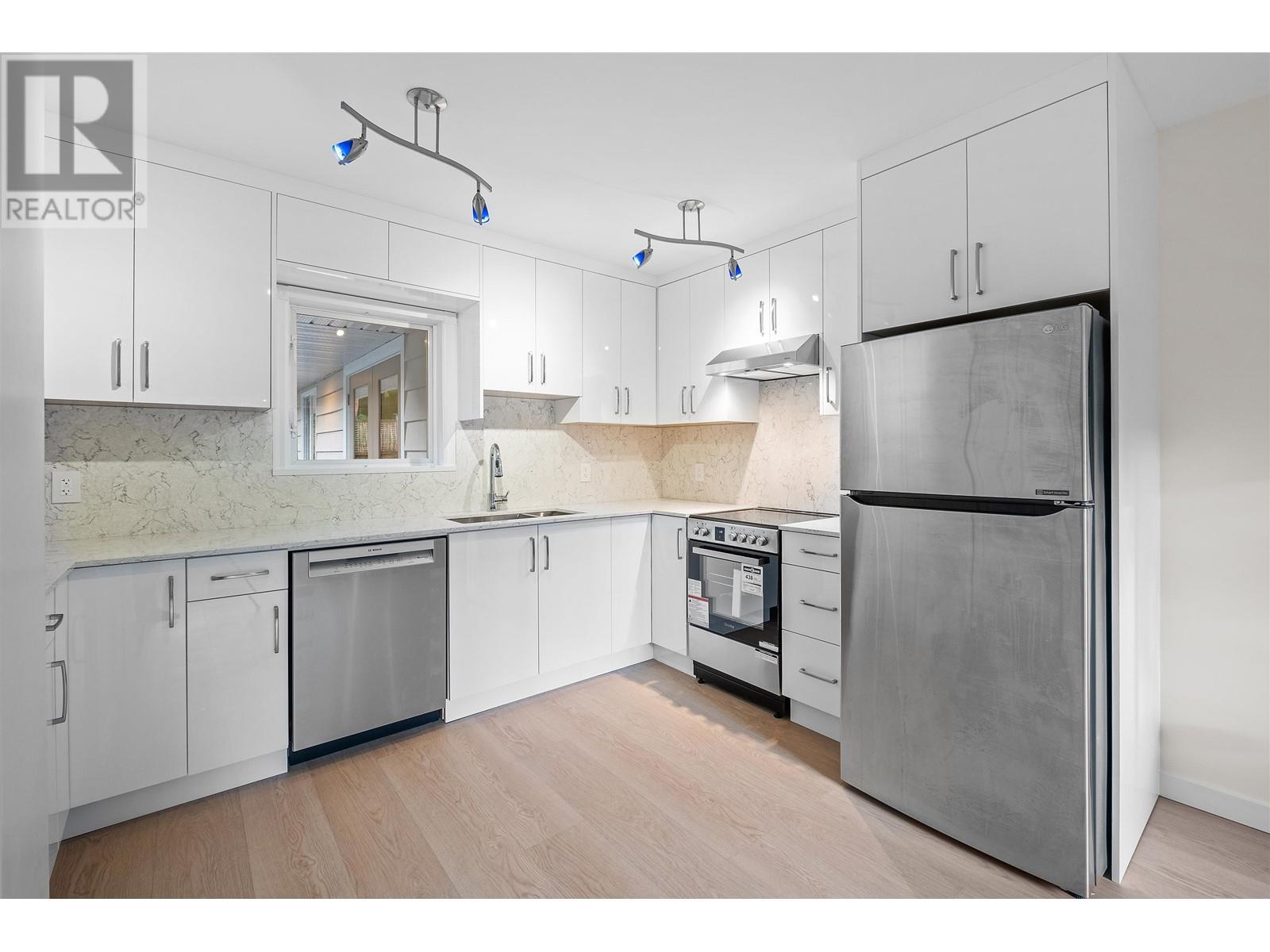 Photo 2 of 441 Southborough Drive, West Vancouver BC