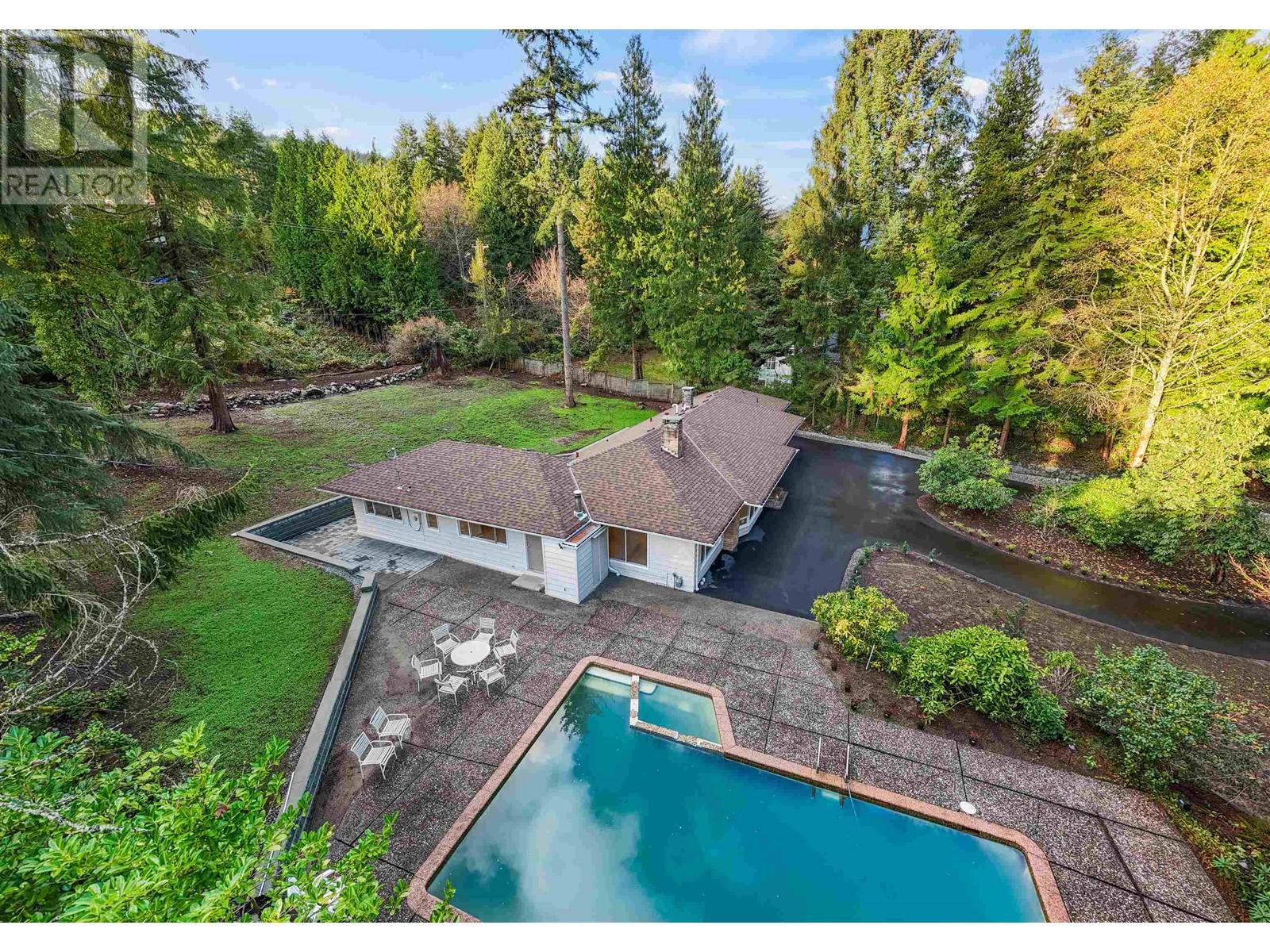 Photo 13 of 441 Southborough Drive, West Vancouver BC