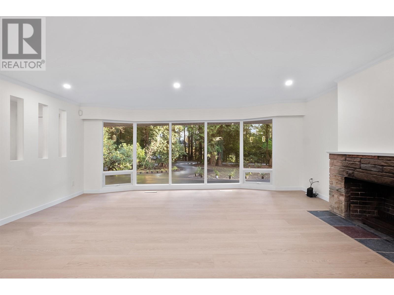 Photo 4 of 441 Southborough Drive, West Vancouver BC