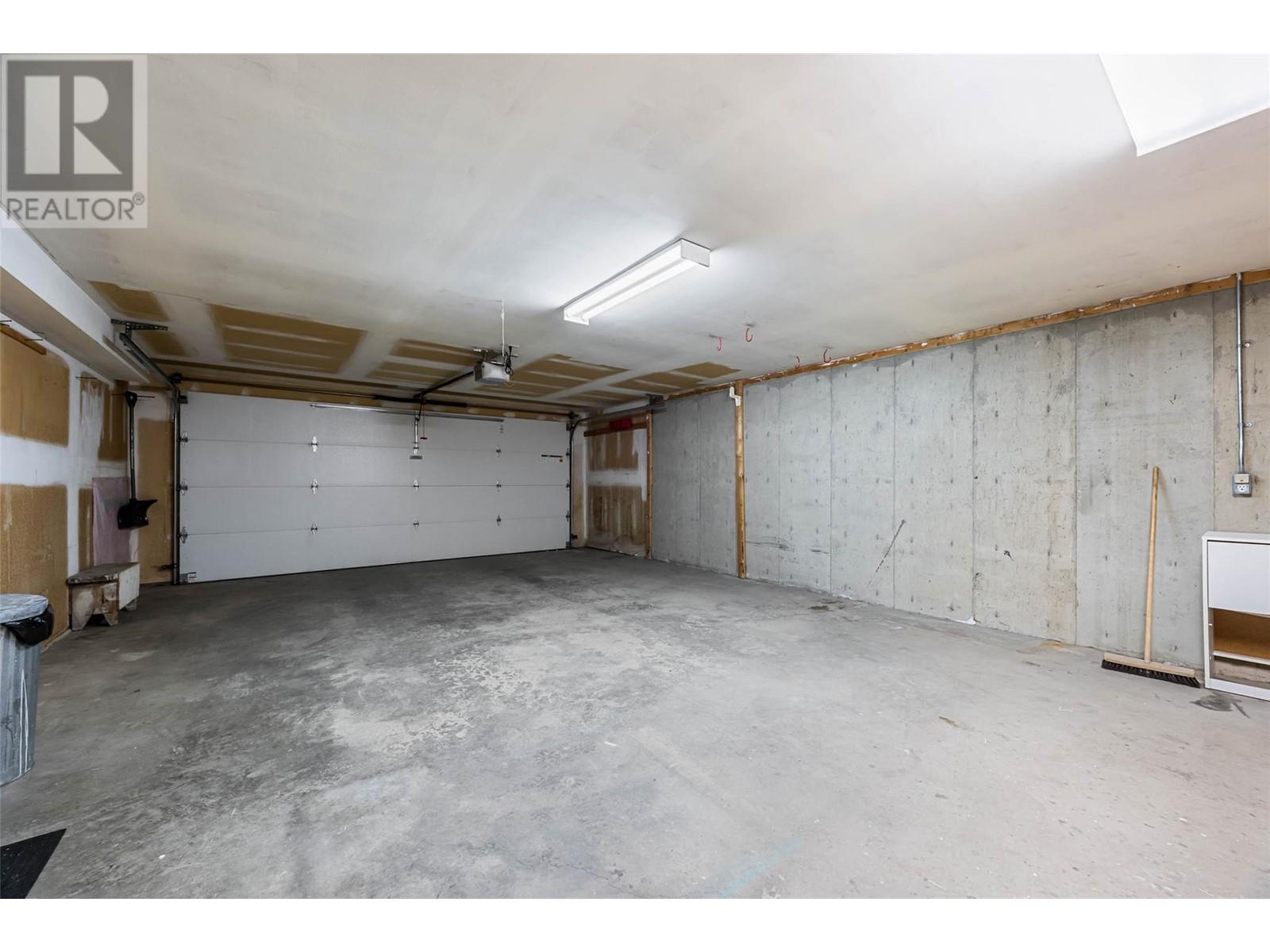 #32 1950 BRAEVIEW PLACE - Image 35