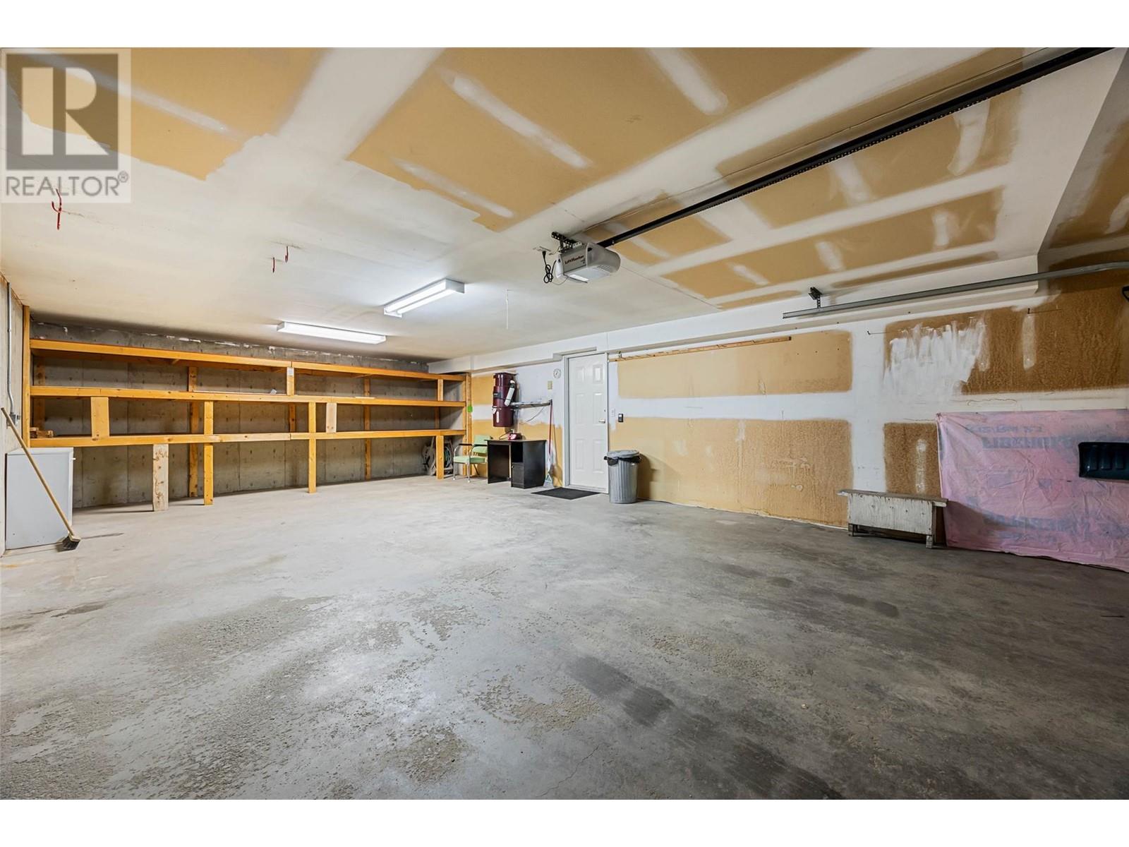 #32 1950 BRAEVIEW PLACE - Image 36