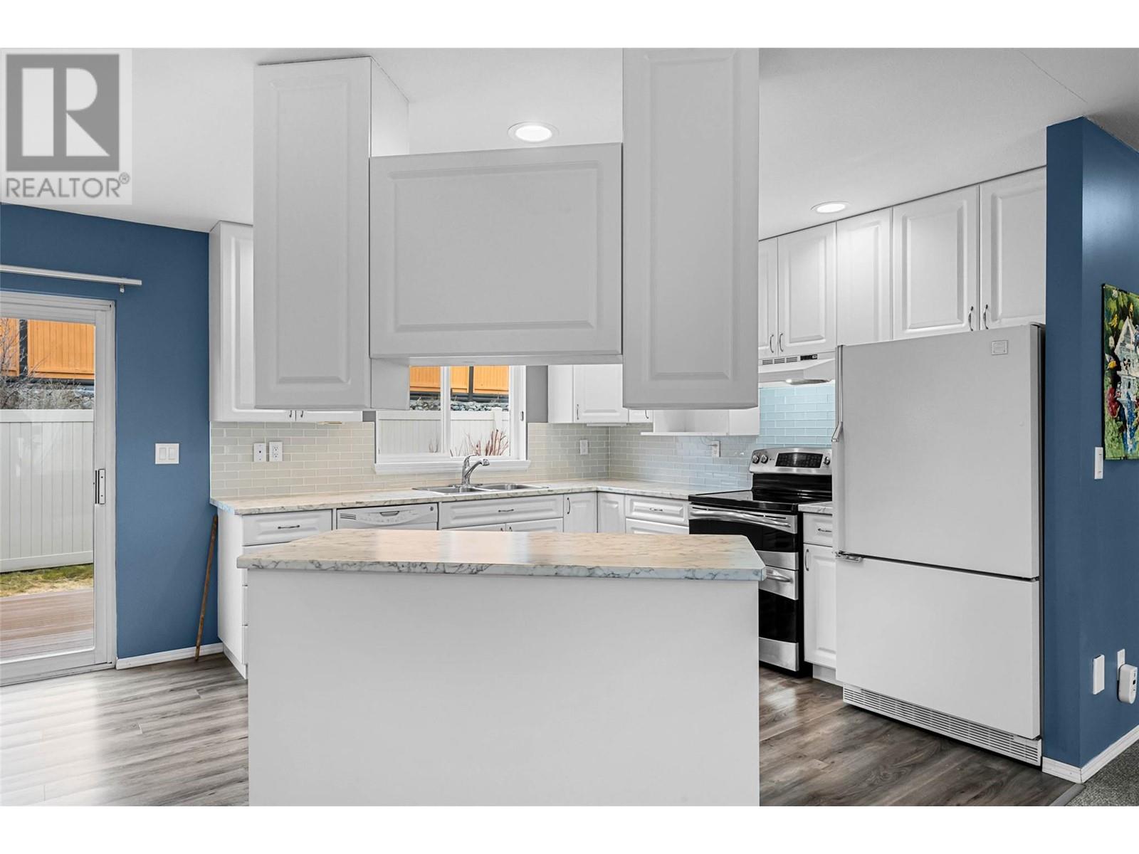 #32 1950 BRAEVIEW PLACE - Image 8