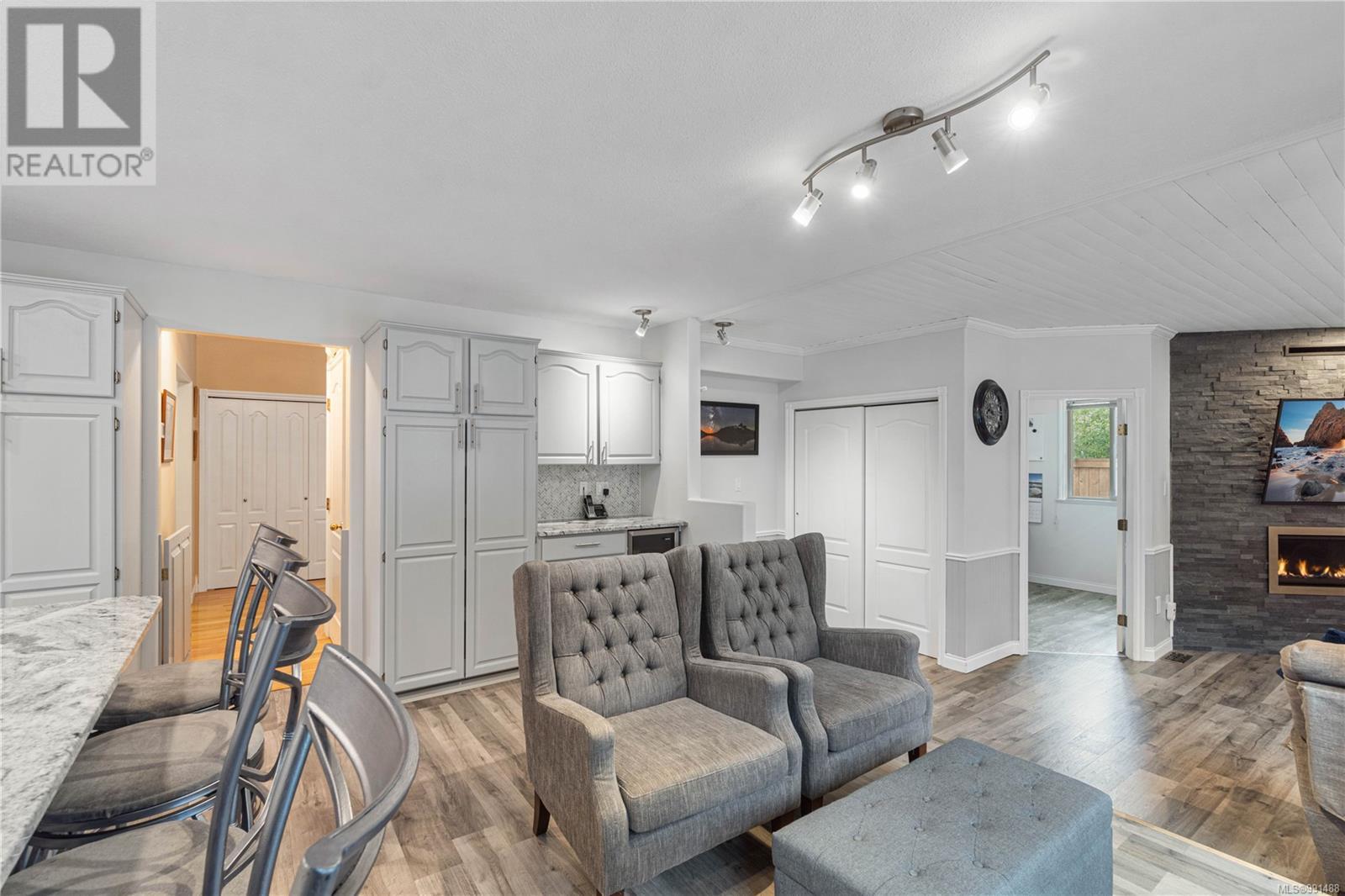 264 Sunningdale Rd E, Qualicum Beach
