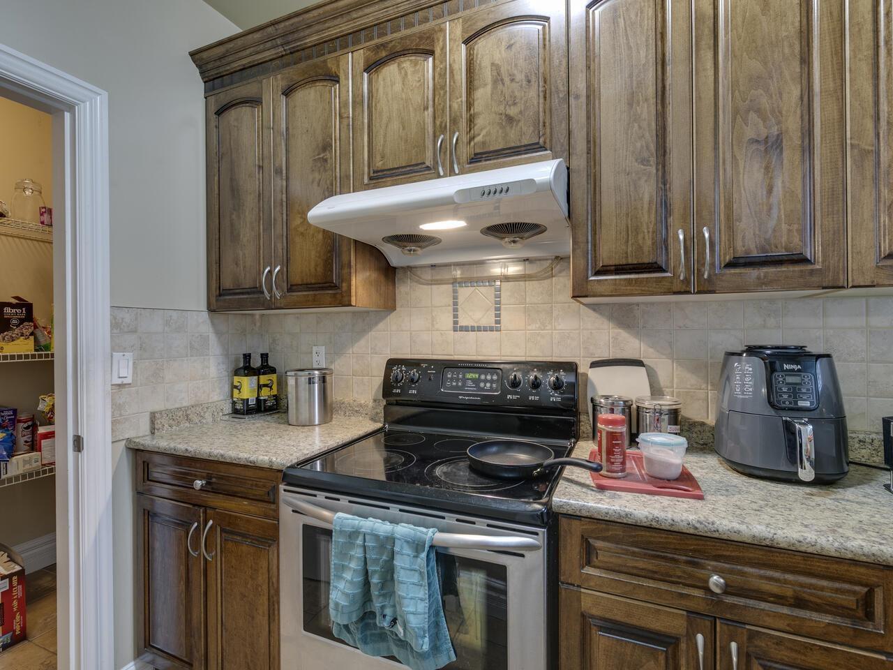 Photo 10 of 13598 89 Avenue, Surrey BC