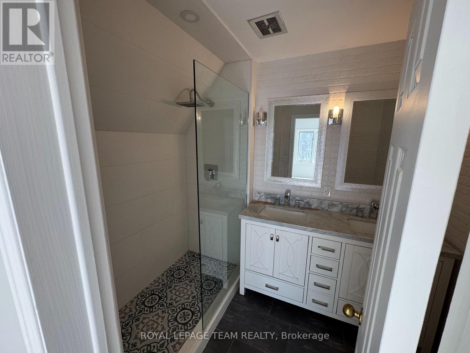 https://ddfcdn.realtor.ca/listing/TS638797433682970000/reb76/highres/0/x9520780_31.jpg