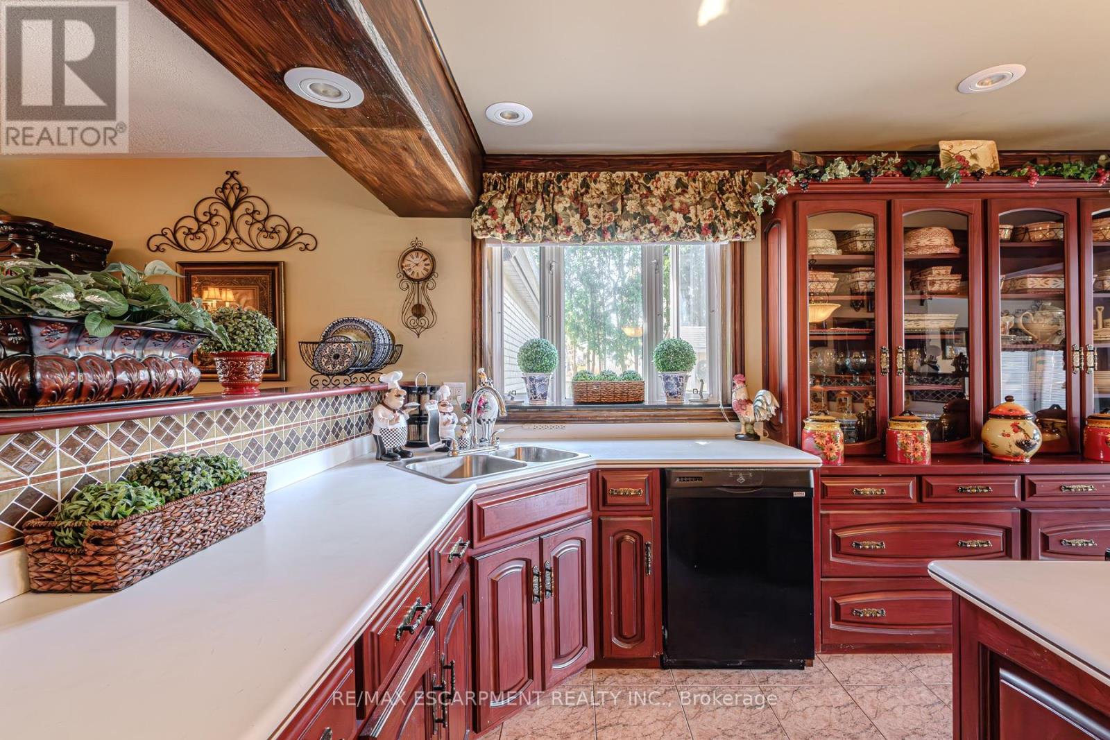 Photo 35 of 136 Country Club Drive, Hamilton ON