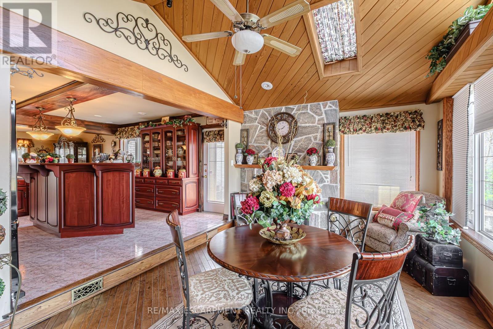 Photo 32 of 136 Country Club Drive, Hamilton ON