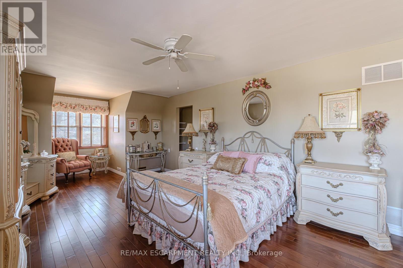Photo 23 of 136 Country Club Drive, Hamilton ON