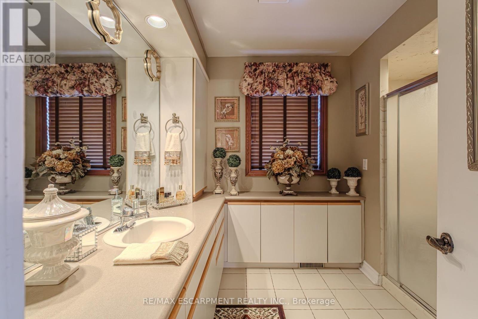 Photo 30 of 136 Country Club Drive, Hamilton ON