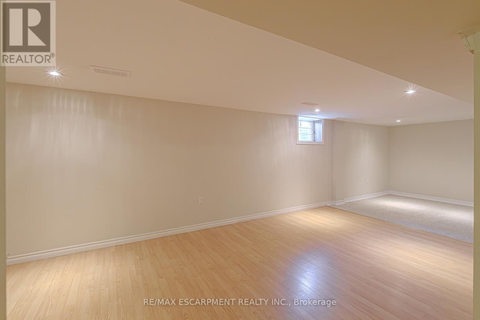 Photo 31 of 136 Country Club Drive, Hamilton ON