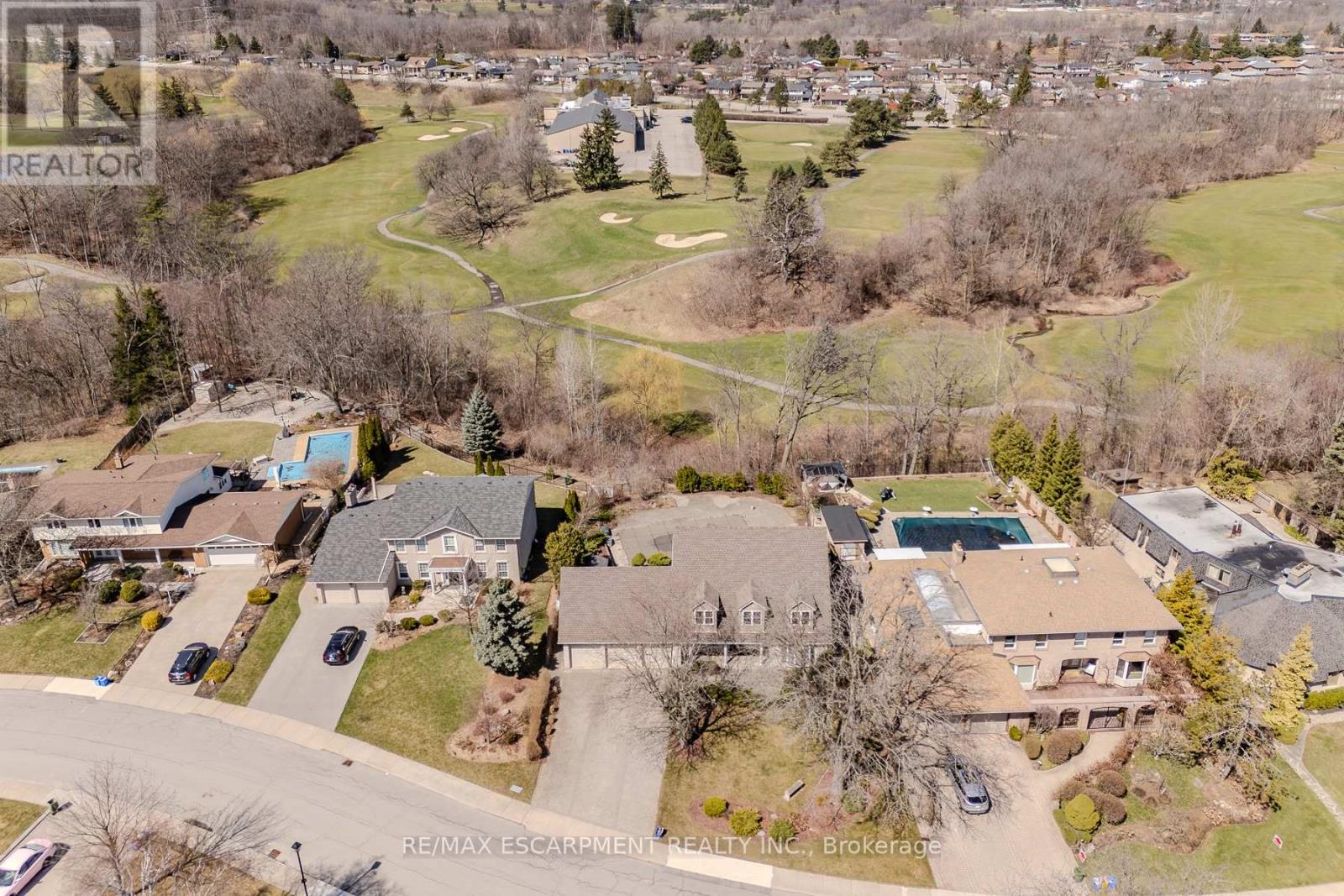 Photo 10 of 136 Country Club Drive, Hamilton ON