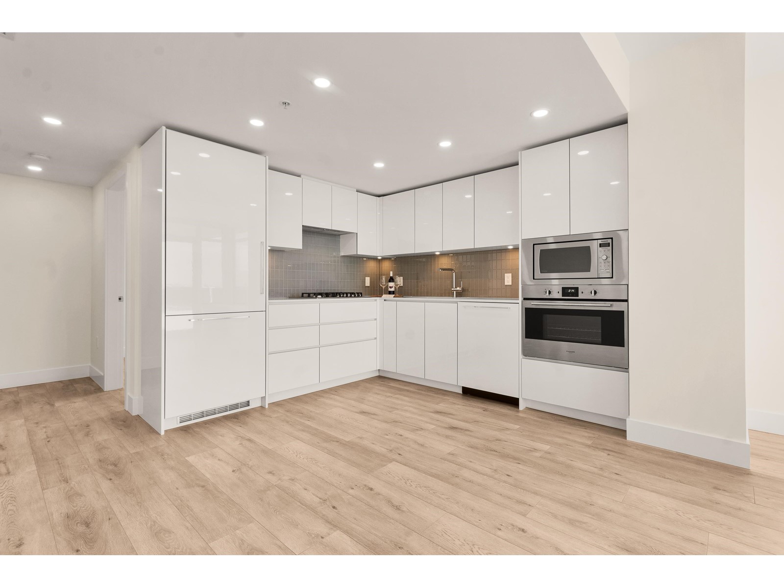 Photo 8 of 1802 10428 Whalley Boulevard, Surrey BC