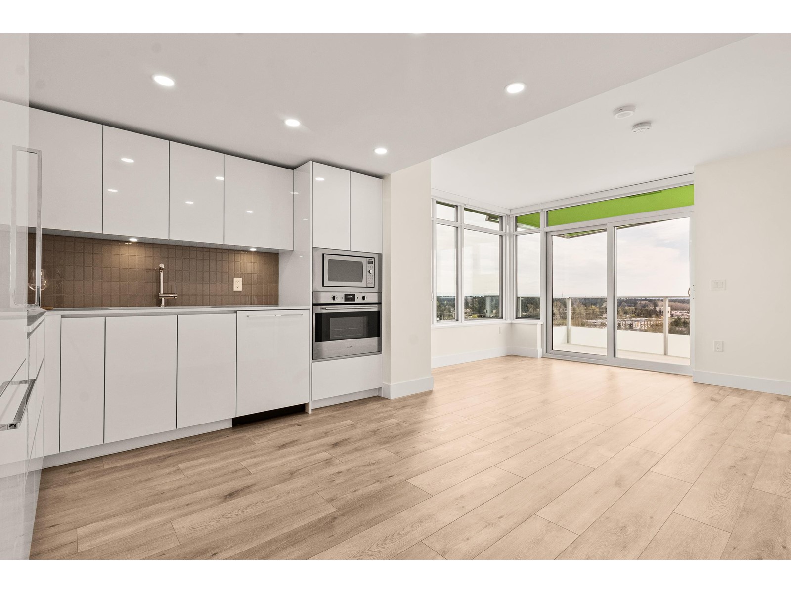 Photo 7 of 1802 10428 Whalley Boulevard, Surrey BC