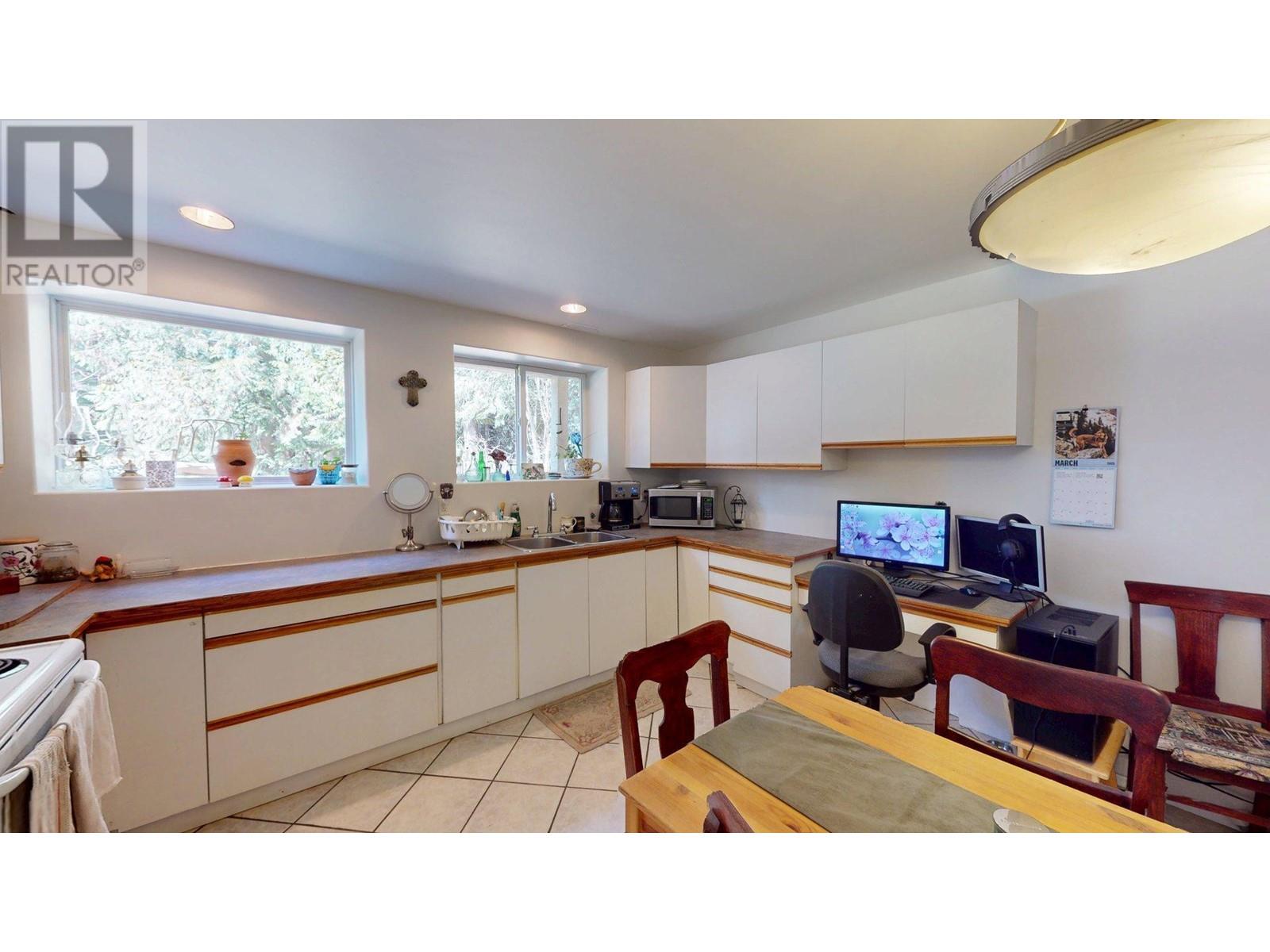 2300 Old Salmo Road, Fruitvale