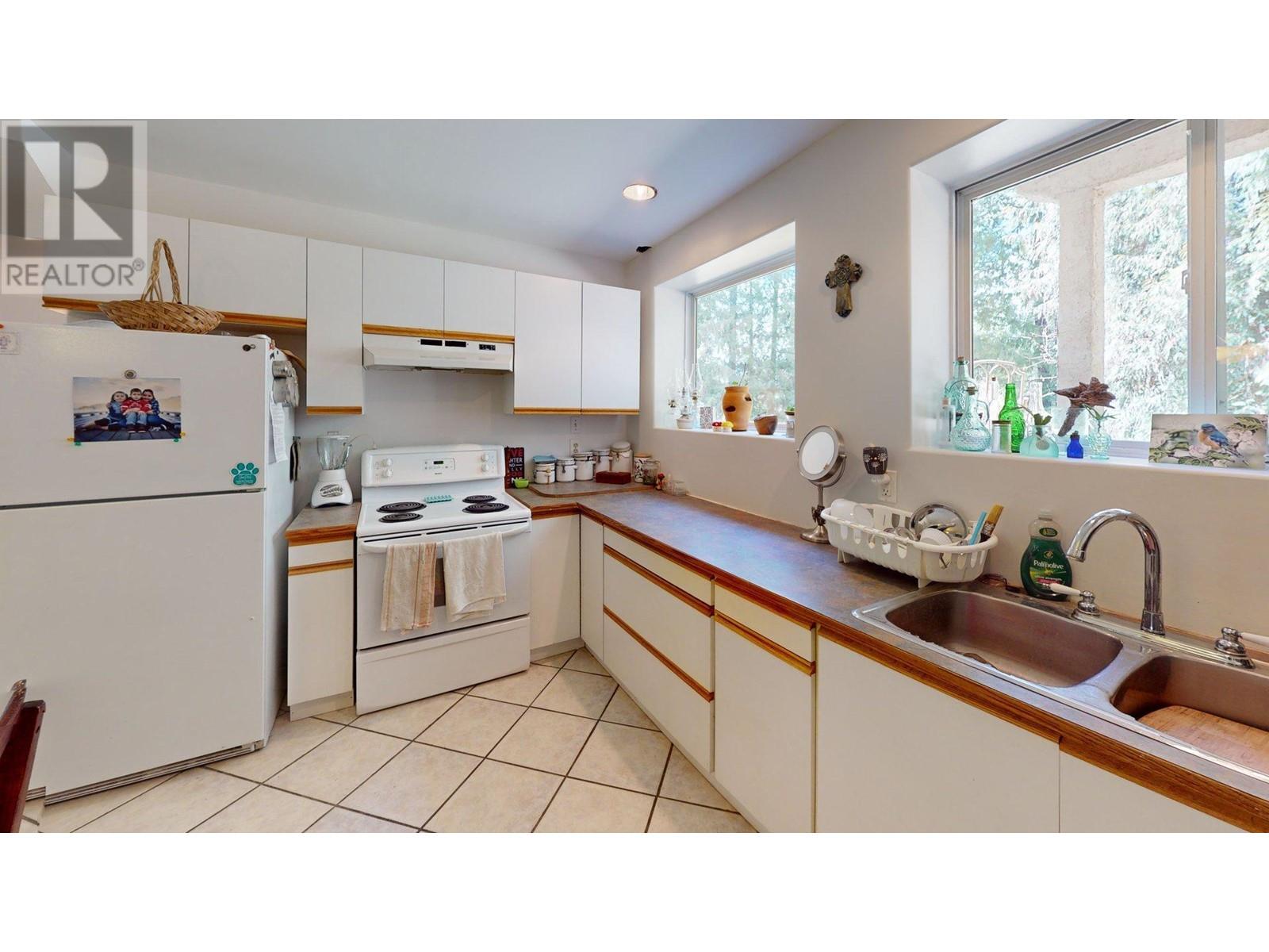 2300 Old Salmo Road, Fruitvale