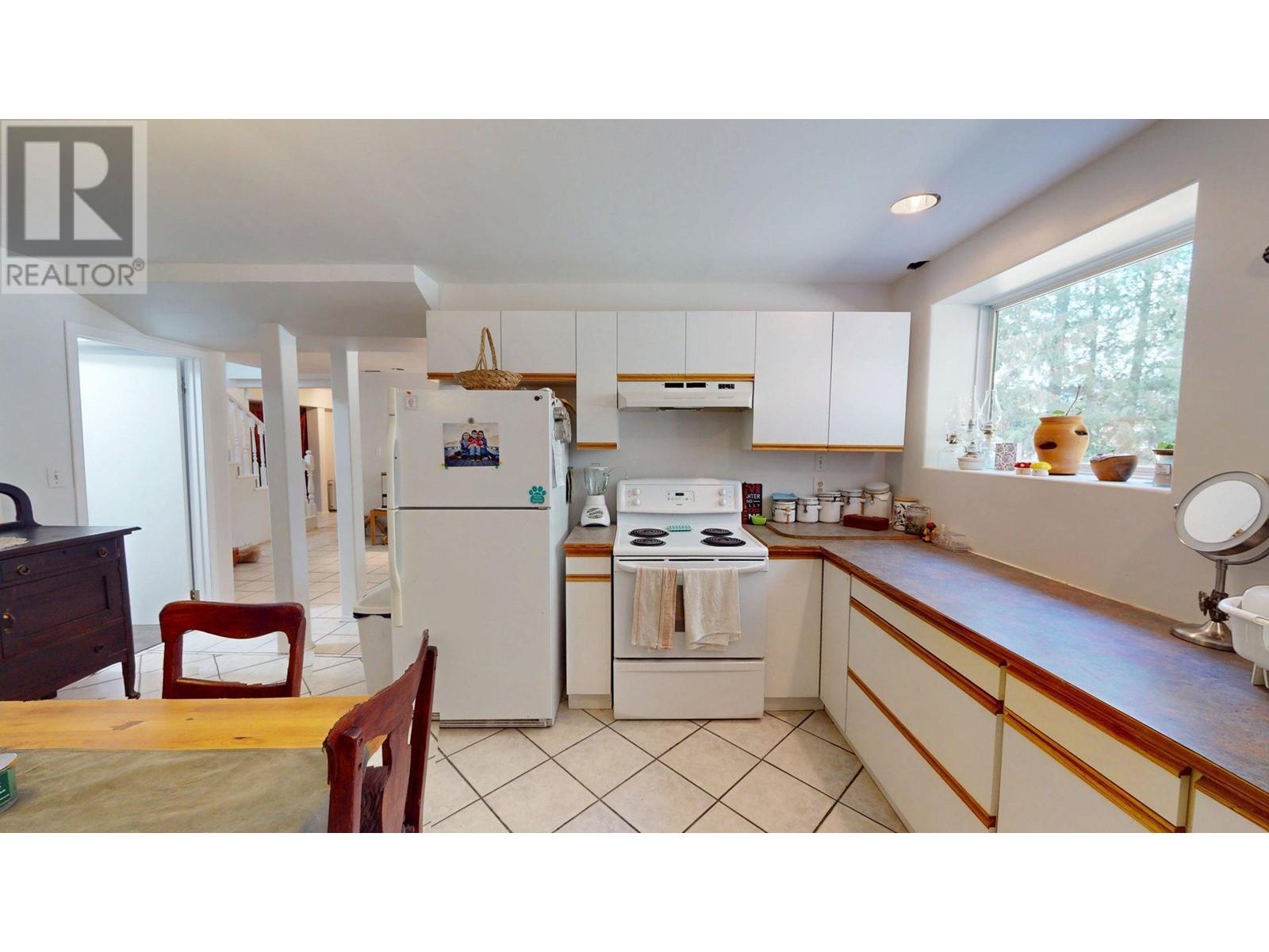 2300 Old Salmo Road, Fruitvale