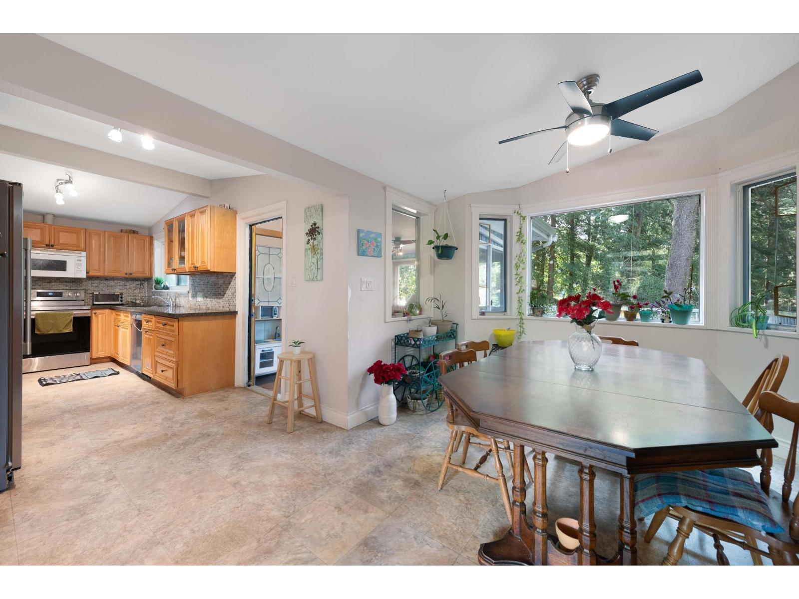 Photo 9 of 20624 48 Avenue, Langley BC