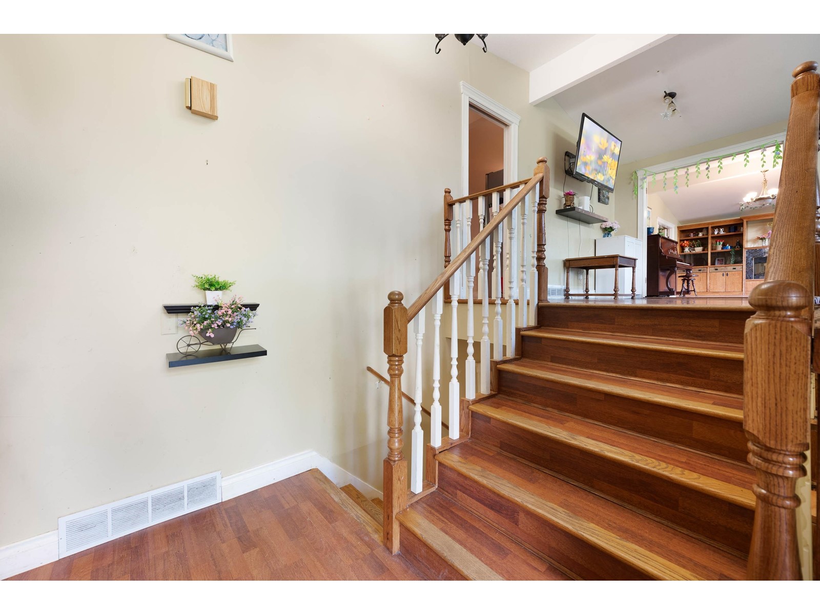 Photo 2 of 20624 48 Avenue, Langley BC
