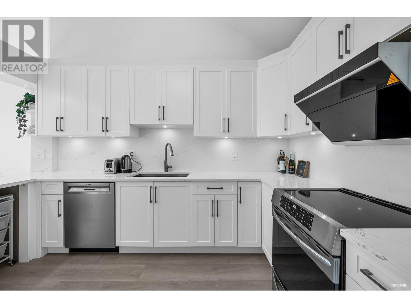 Photo 10 of 292 Mariner Way, Coquitlam BC