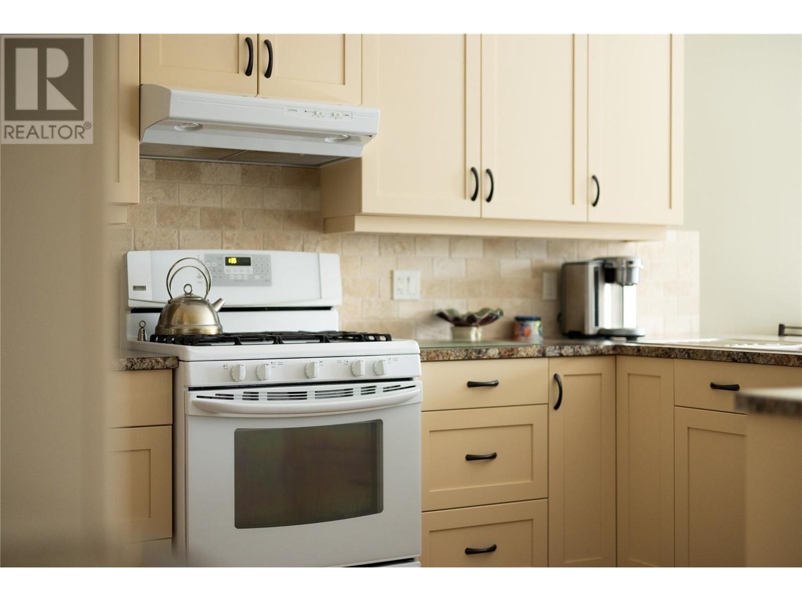 7868 Wallace Road, Vernon