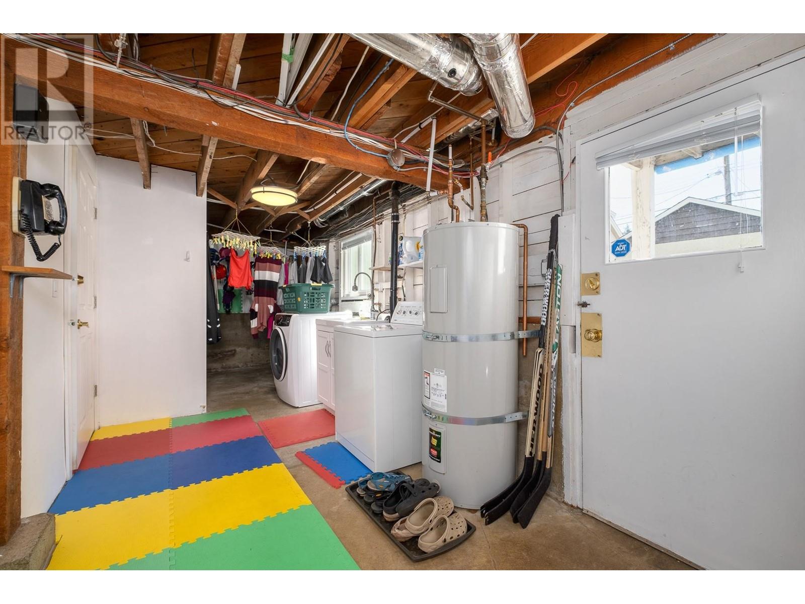 Photo 14 of 930 E 40th Avenue, Vancouver BC