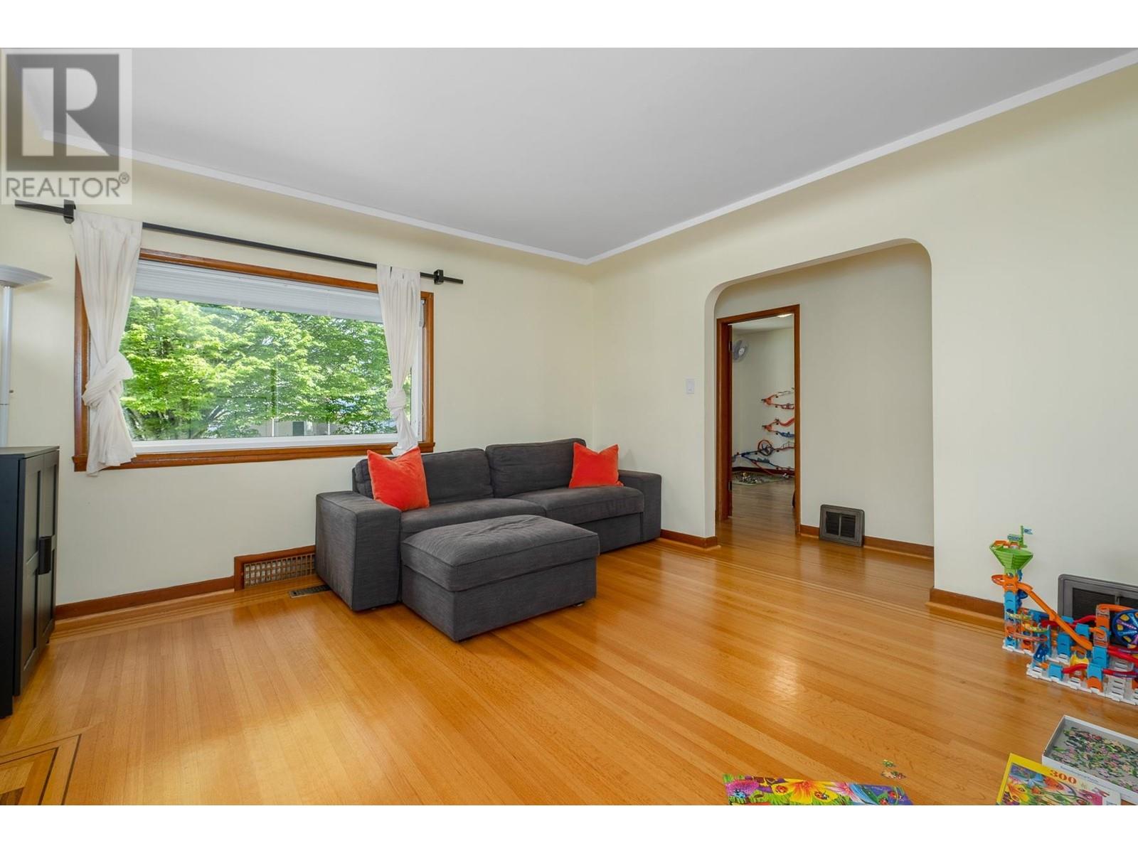 Photo 3 of 930 E 40th Avenue, Vancouver BC