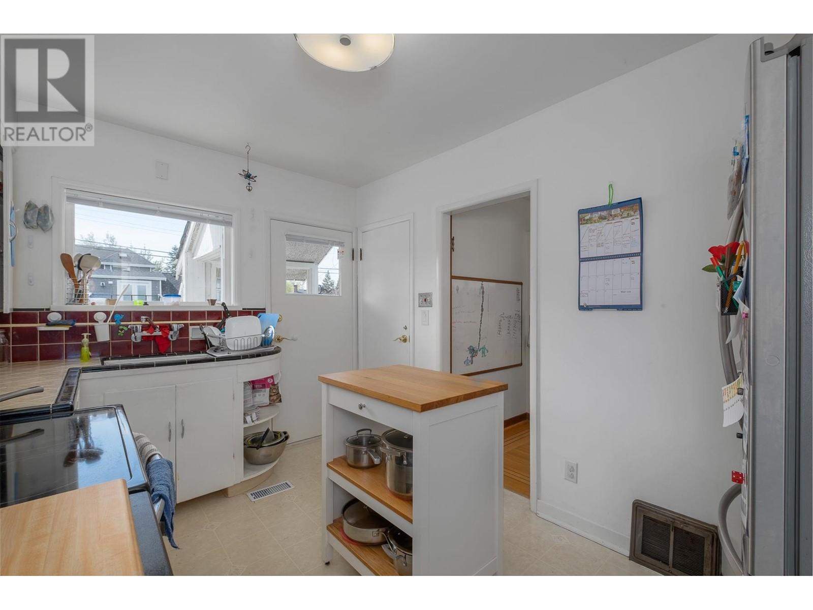 Photo 8 of 930 E 40th Avenue, Vancouver BC