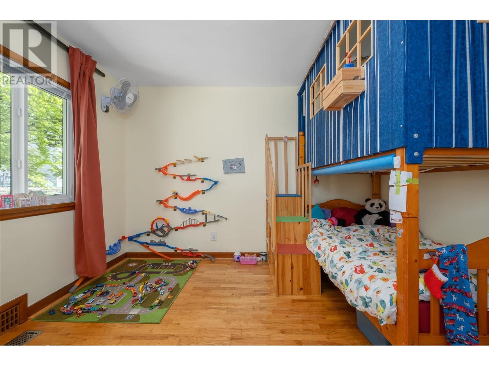 Photo 9 of 930 E 40th Avenue, Vancouver BC
