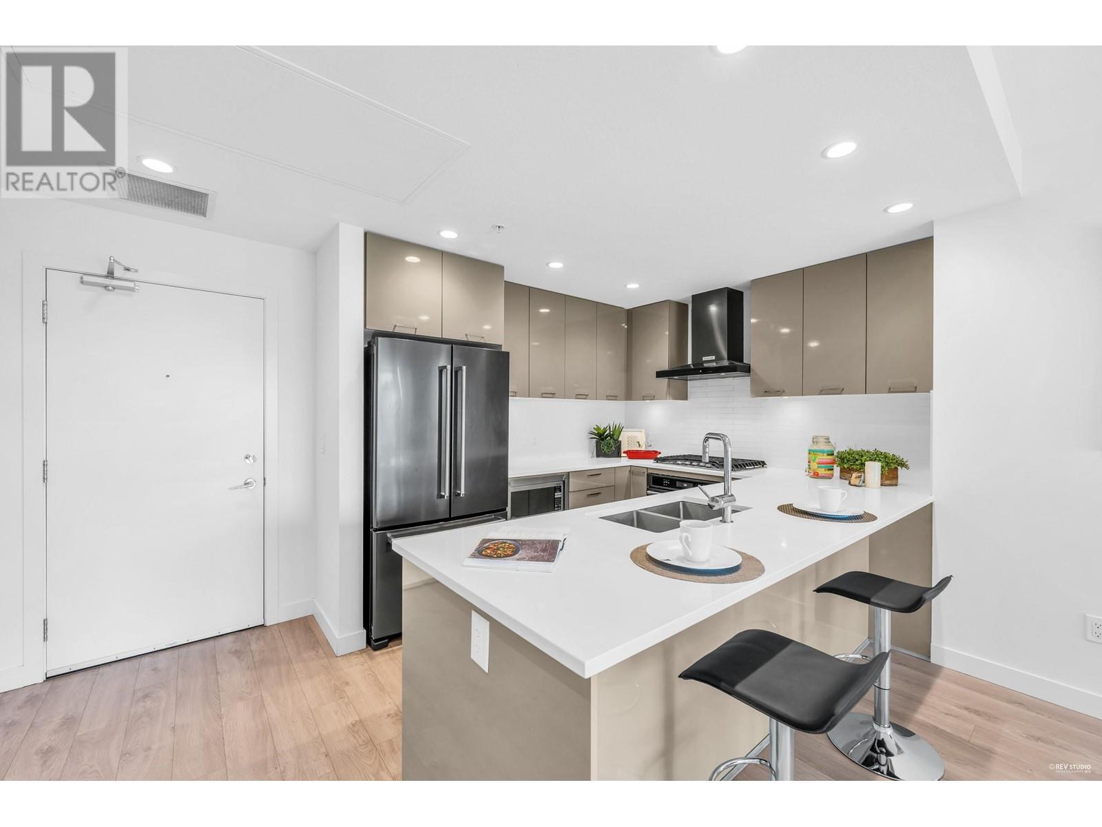 Photo 8 of 316 3581 Ross Drive, Vancouver BC
