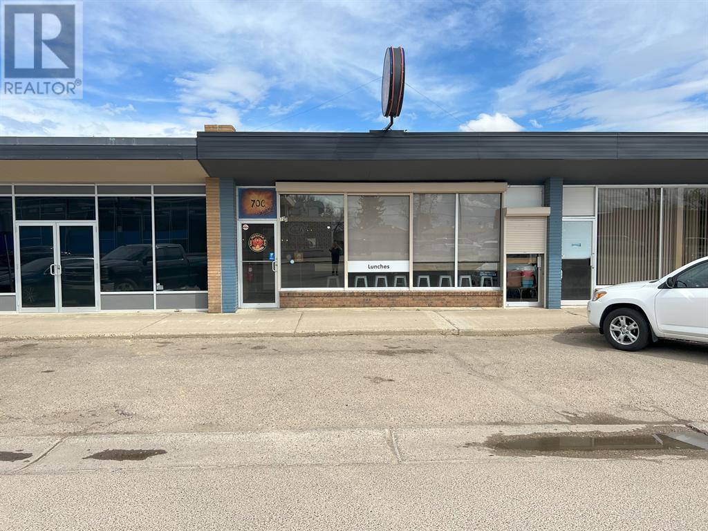 Photo 2 of 70 C 8 Street Nw, Medicine Hat AB
