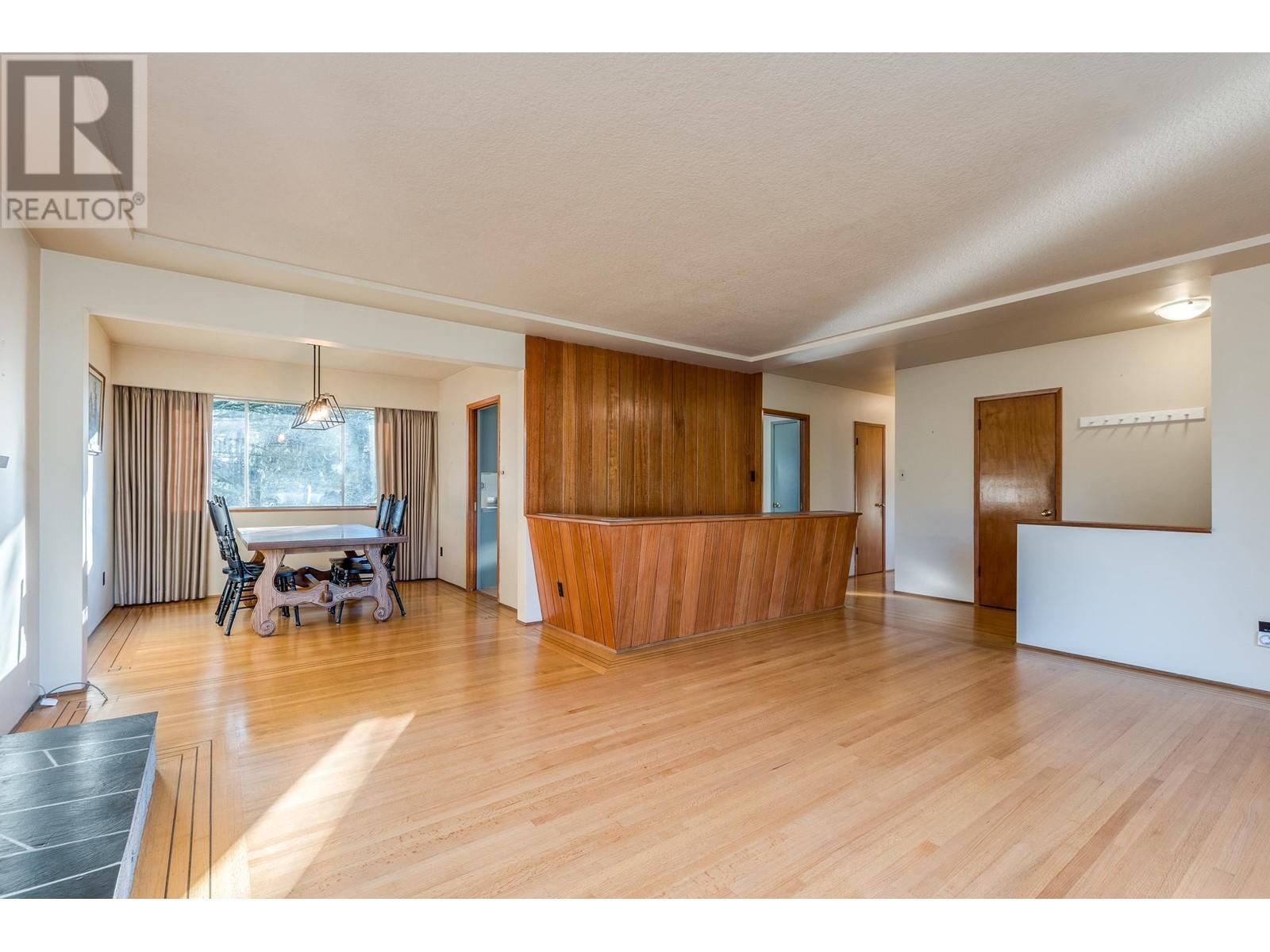 Photo 6 of 7046 Hillview Street, Burnaby BC