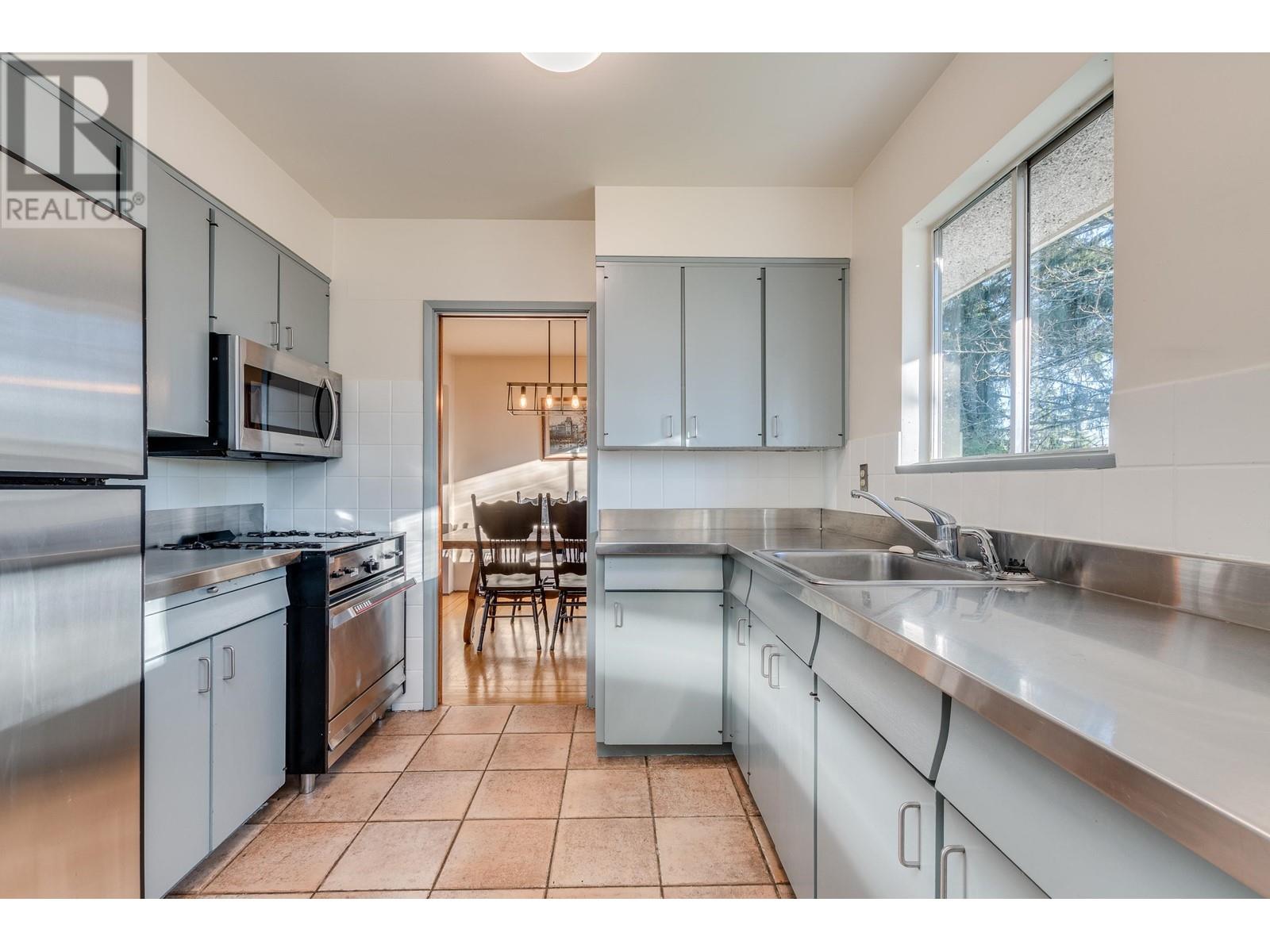 Photo 8 of 7046 Hillview Street, Burnaby BC