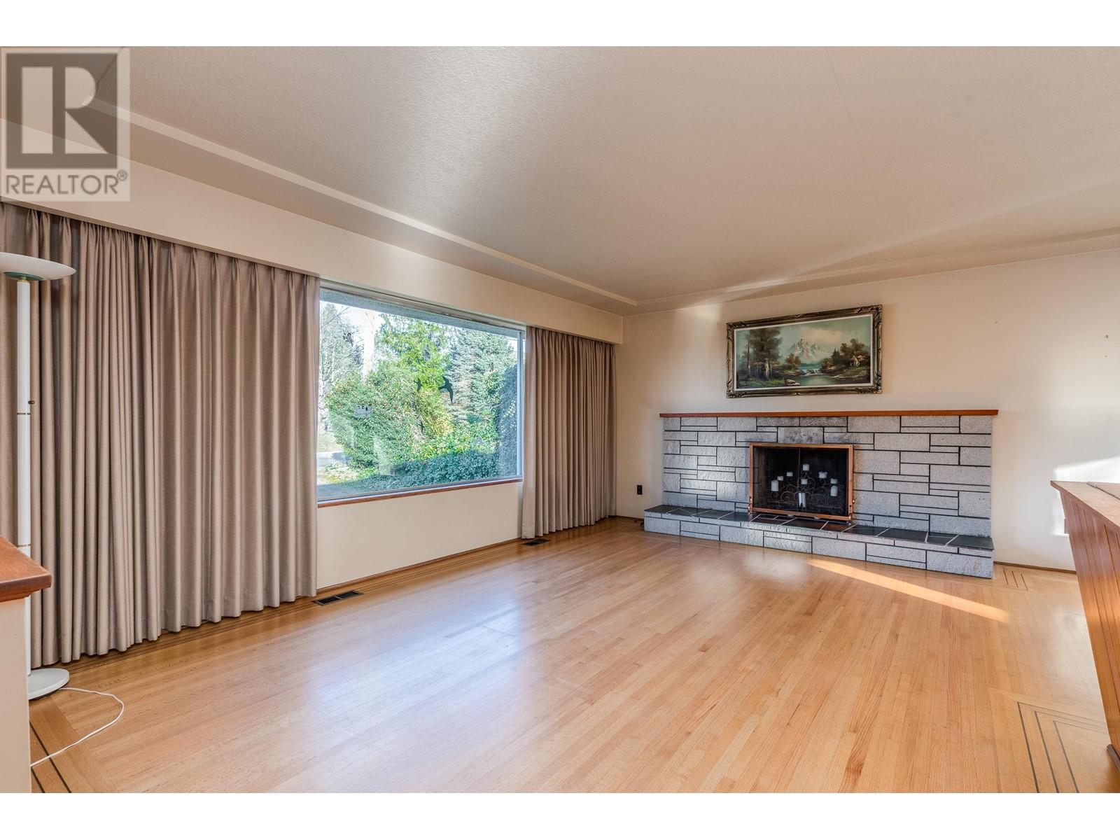 Photo 3 of 7046 Hillview Street, Burnaby BC