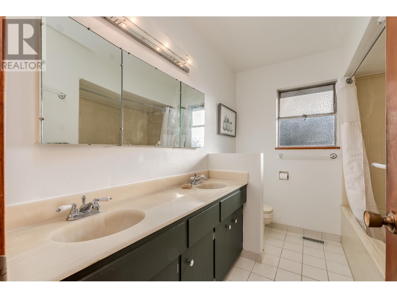 Photo 12 of 7046 Hillview Street, Burnaby BC