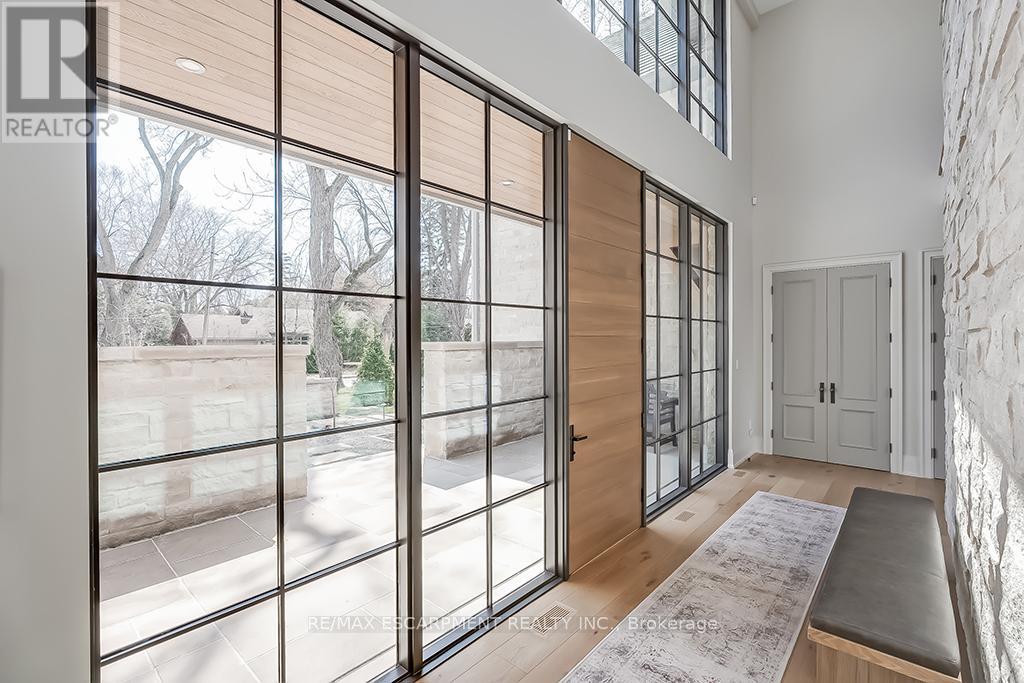 Photo 3 of 3093 Princess Boulevard, Burlington ON