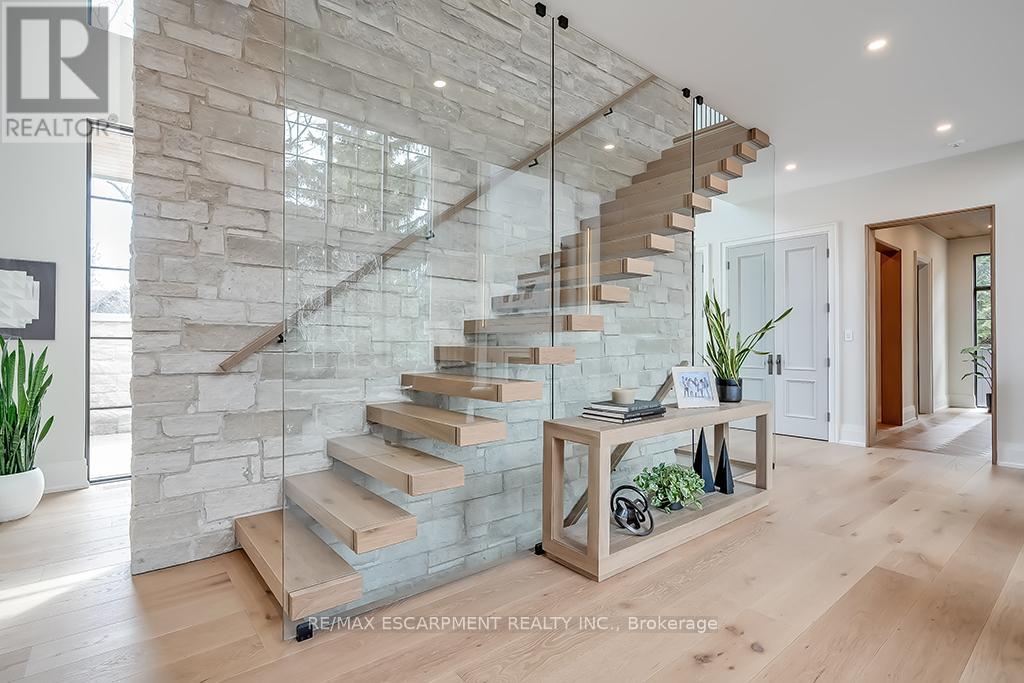 Photo 4 of 3093 Princess Boulevard, Burlington ON
