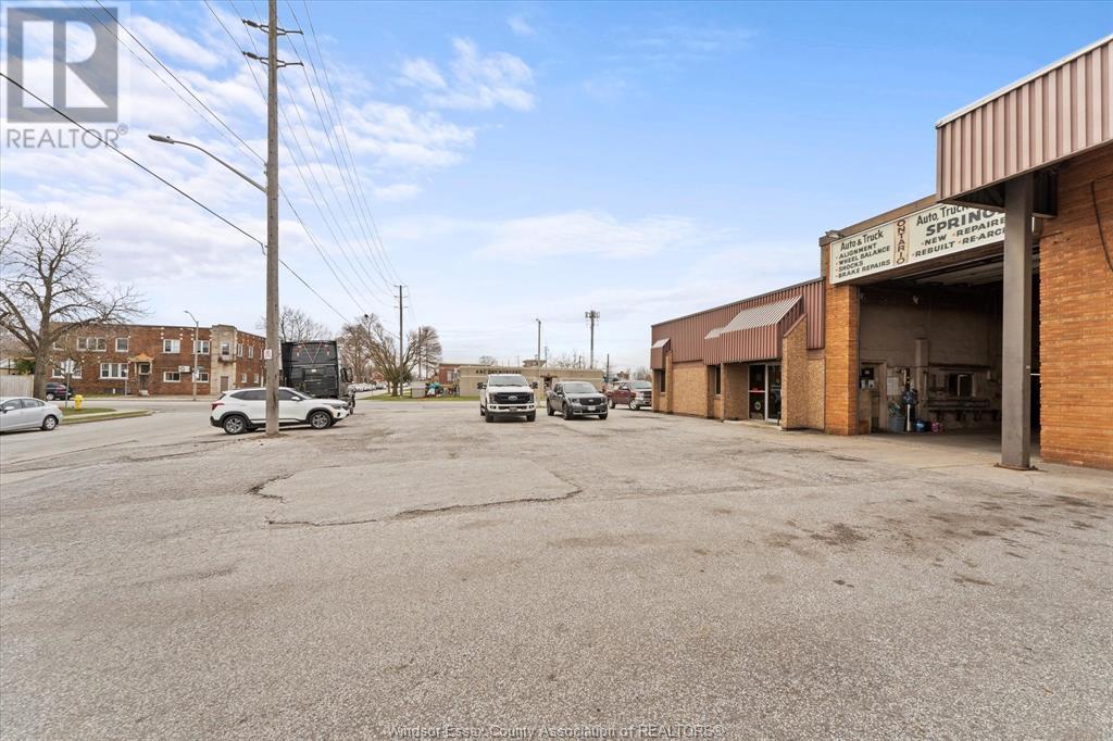Photo 10 of 910 Hanna Street East, Windsor ON