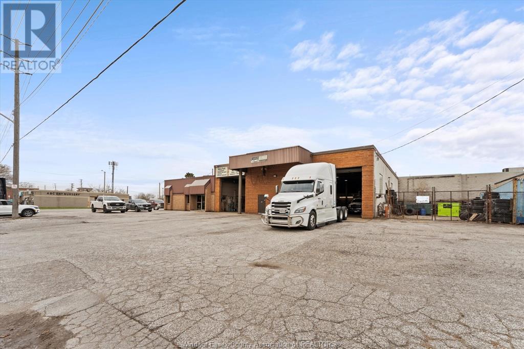 Photo 11 of 910 Hanna Street East, Windsor ON