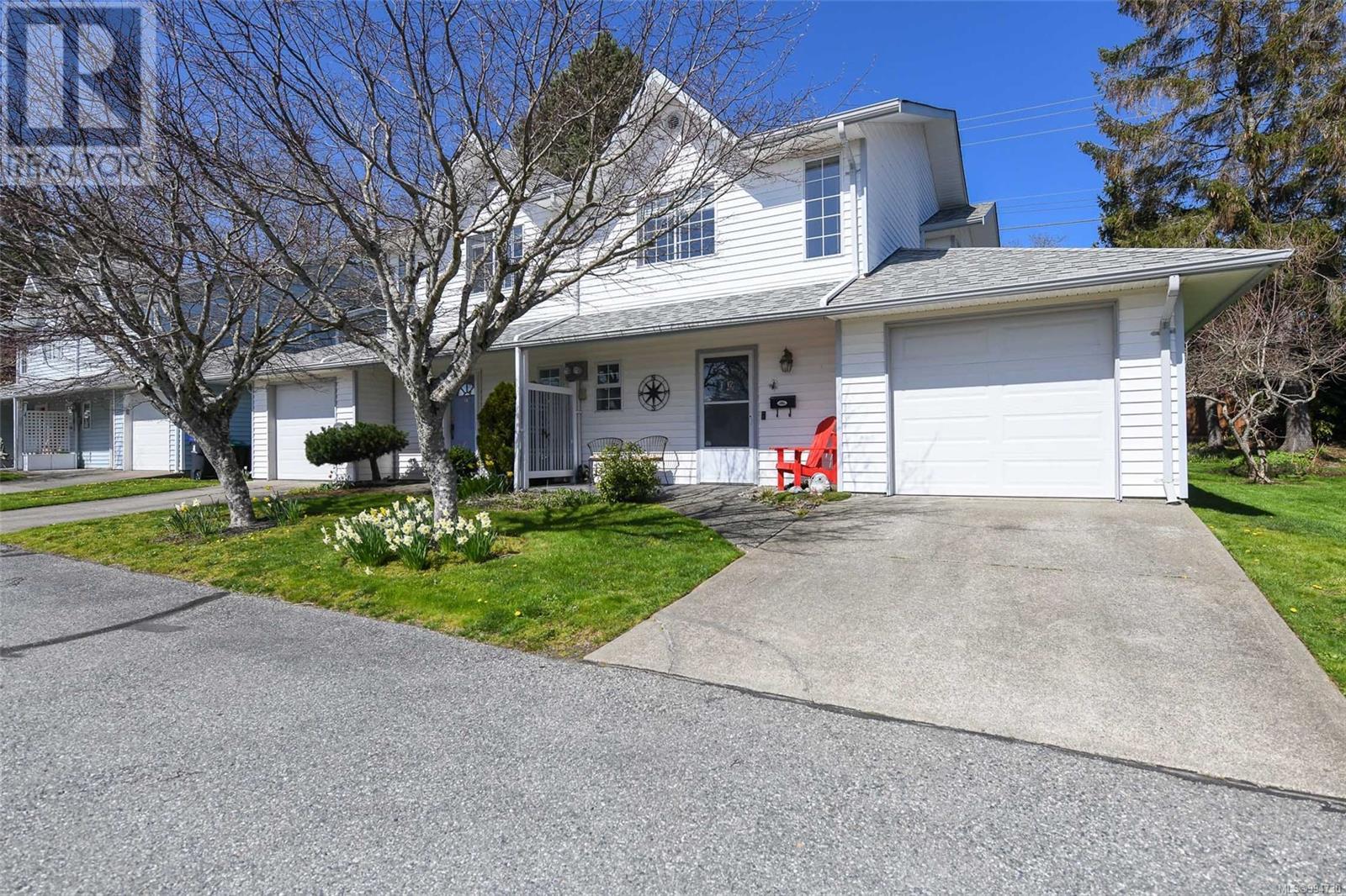 12 2200 Manor Dr, Comox
